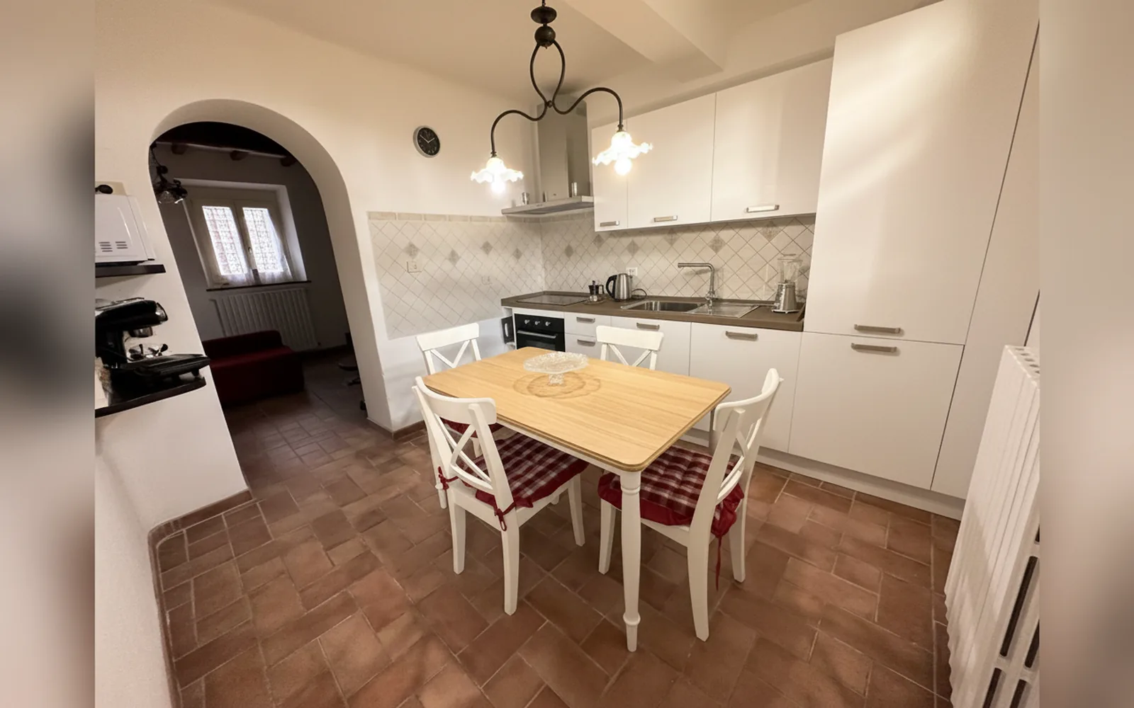 La cucina attrezzata con il tavolo da pranzo
